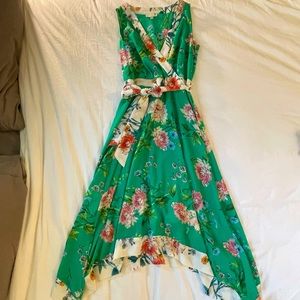 💚Beautiful Green Floral dress Size 4